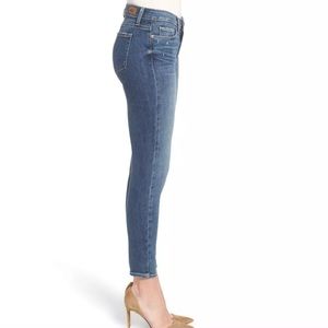 Paige medium wash skinny jeans size 27